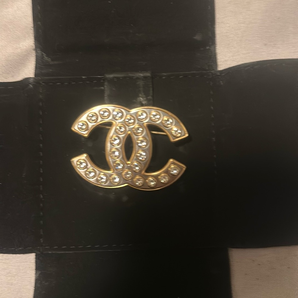 Chanel Brooch hardly worn  authentic only from the Chanel boutique SoHo NYC